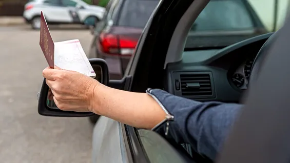 Ce faci dacă te oprește Poliția și ai buletinul expirat? Poți fi sancționat chiar dacă permisul e valabil