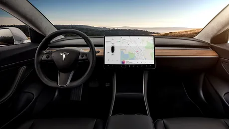 A adormit la volan pe autostradă, iar sistemul Autopilot al Tesla l-a salvat