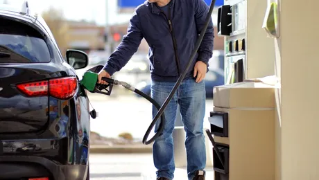 2026: Benzina și motorina se scumpesc în prima zi a anului. Cât costă un plin de carburant