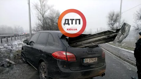 Un parapet i-a secționat mașina, un Porsche Cayenne. Este un miracol că șoferul a scăpat