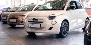 <span class='prepend'>Foto |</span> Fiat 500 Hybrid a fost lansat oficial în România. Modelul produs în Italia are un preț de pornire de 20.500 de euro