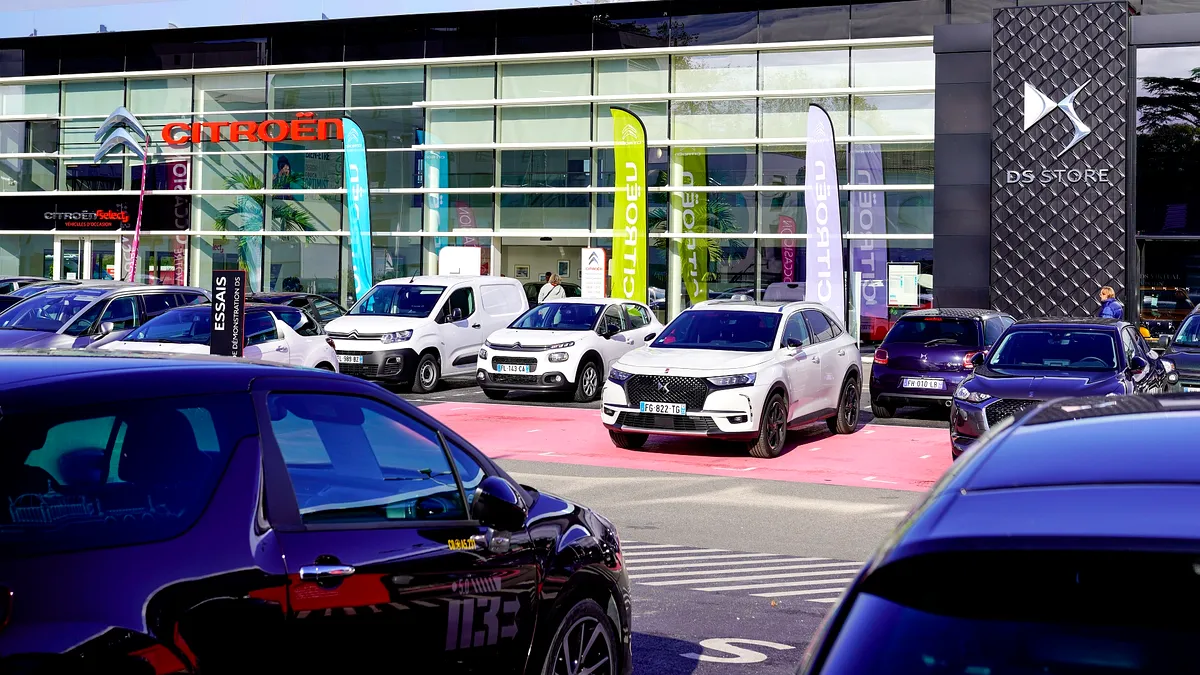 Jumătate dintre șoferii români amână cumpărarea unei mașini sau aleg o variantă mai ieftină