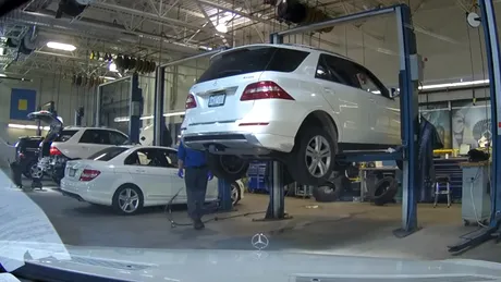 Un Mercedes lăsat în service a fost luat la test drive de mecanici. Camera de bord a filmat „reparaţia” - VIDEO