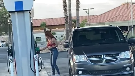 Motivul pentru care o tânără dă ture cu mașina prin benzinărie. Nu, nu e banc!