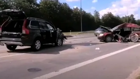 Un Volvo XC90 și un Volkswagen Passat s-au ciocnit violent