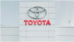 Toyota, dată în judecată după ce un șofer a descoperit că mașina sa îl urmărea. SUV-ul, popular și în România