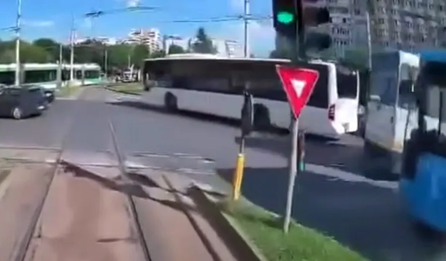 Imagine din cabina tramvaiului care avea verde la semafor, dar vatmanul nu a observat polițistul care dirija traficul (Sursa foto: Captura ecran Tavi Pertea / YouTube)