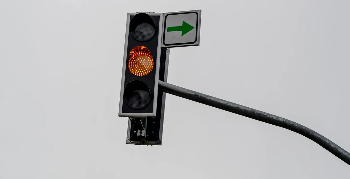 ”Misterul” semafoarelor pe galben intermitent din zona Unirii. Nicușor Dan explică