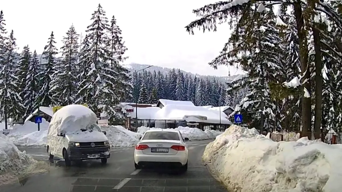 Șofer surprins în trafic cu un munte de zăpadă pe mașină