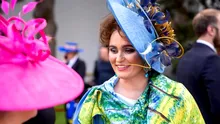 Noi imagini cu femeia care a atras toate privirile la parada de Ziua Națională. Are o colecție impresionantă de pălării
