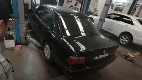 Un BMW Seria 7, adus pe platformă la un service din București după ce a fost inundat. Mai pornește?