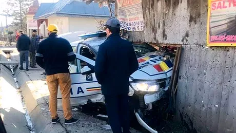 O mașină a Poliției a fost implicată într-un accident - Galerie FOTO