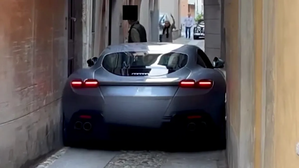 Un Ferrari Roma de 200.000 de euro a rămas blocat pe o străduță îngustă