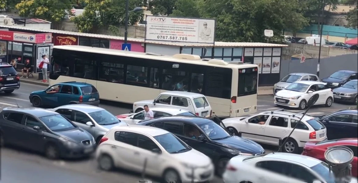 VIDEO | Cum s-a răzbunat un şofer din Bucureşti când şi-a găsit maşina blocată în parcare