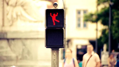 Pietoni, de acum veţi fi opriţi la treceri de semafoare care dansează. VIDEO