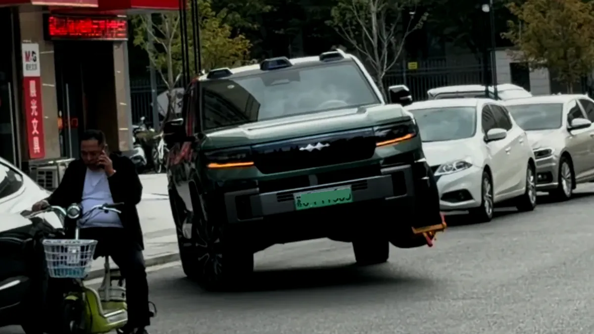 Tesla, bate asta dacă poți! Un BYD și-a ridicat roata blocată pentru parcare neregulamentară și a plecat pe celelalte trei