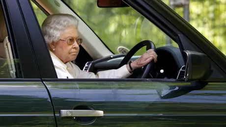 Regina Angliei, prinsă încălcând legea la volan
