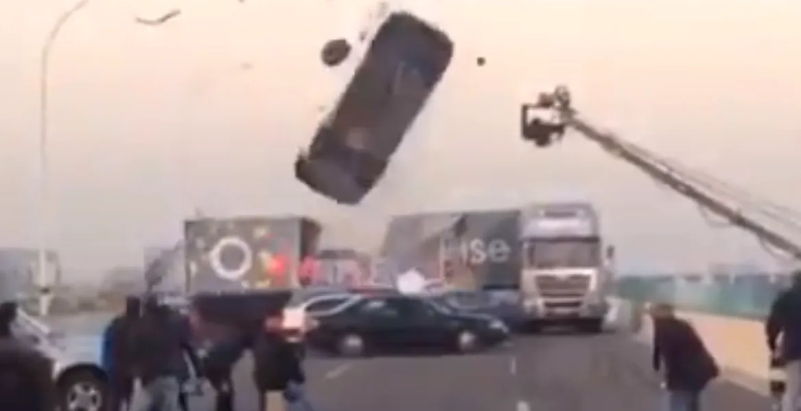 Cascadorie spectaculoasă terminată prost pe un platou de filmare. VIDEO