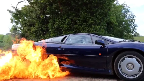 VIDEO: fum şi flăcări cu Jaguar XJ220