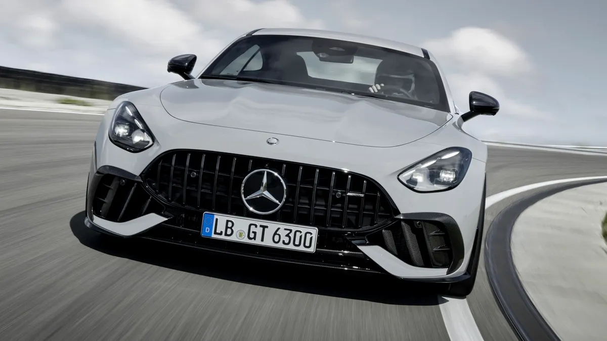 Mercedes-Benz ia o decizie importantă. Spune că va continua să producă motoare termice și după 2030