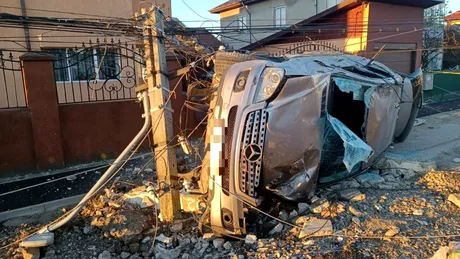 Accident spectaculos. Un SUV scăpat de sub control a distrus un stâlp de electricitate - VIDEO