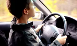 Codul Rutier 2024: Ce pedeapsă riscă părinții care lasă copiii să conducă mașina. Fapta e infracțiune