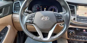 O bancă din România vinde un Hyundai Tucson. Cât costă un SUV cu martorul „check engine” aprins