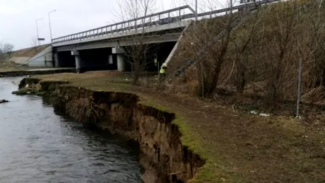 Pericol pe autostrada Sibiu Deva, după surparea unui mal