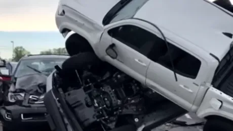 Peste 500 de maşini noi distruse, după ce o tornadă a lovit parcarea dealerului - VIDEO
