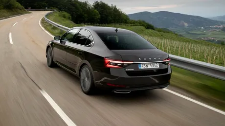 Noua Skoda Superb va fi lansată în 2023. Sedanul ceh păstrează motorizările termice