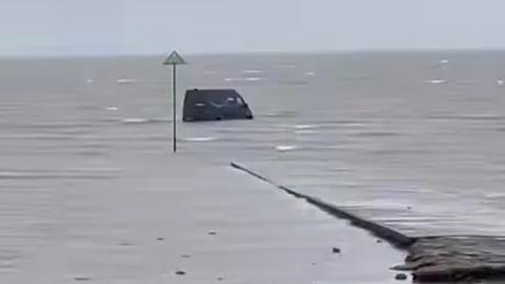 Video / Curier Amazon, ghidat de GPS direct în mare