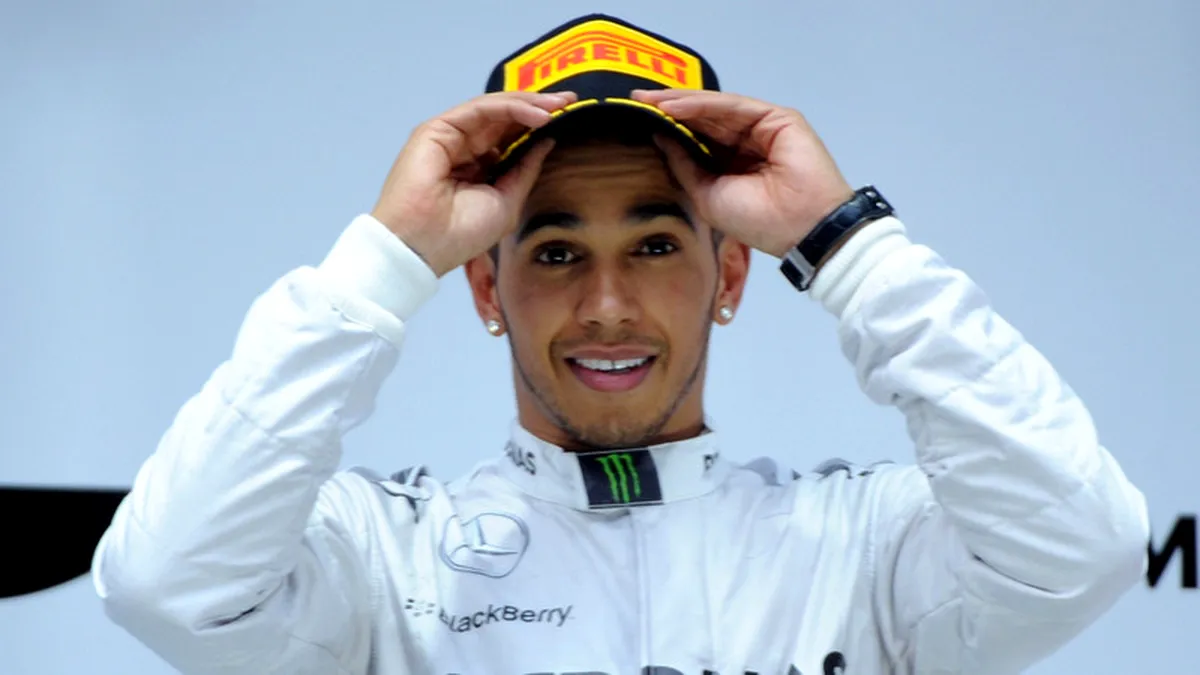 Lewis Hamilton câştigă în China şi reuşeşte primul său hat-trick din carieră