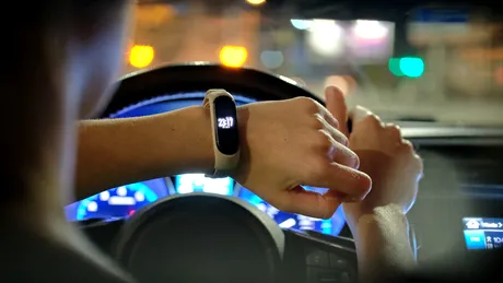 Ai un smartwatch? Gestul făcut la volan care te poate costa scump dacă șofezi în Marea Britanie 