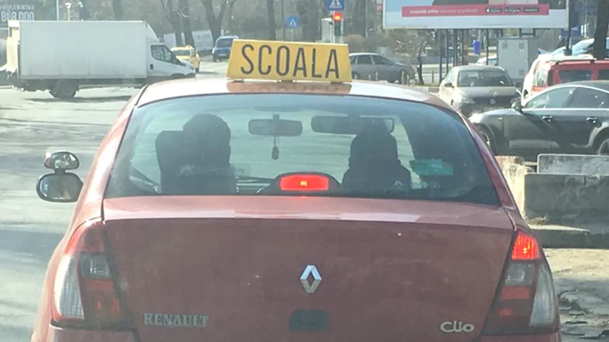 Numărul acestei maşini de şcoală te va face să te gândeşti la prostii - FOTO din Bucureşti