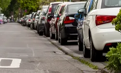 2025: Este legal să parchezi pe trotuar, în fața casei? Ce stabilește noul Cod Rutier