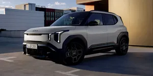 <span class='prepend'>Foto |</span> Kia lansează EV2 Black-Line. Rivalul pentru Renault 4 electric vine cu elemente de design negre și o autonomie sporită
