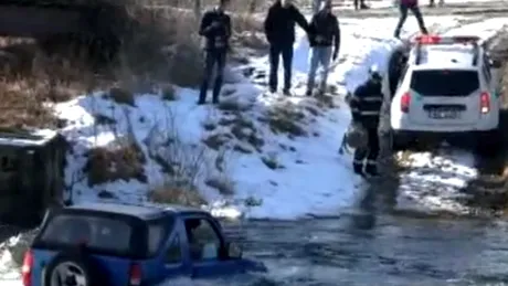 A vrut să nu dea bani la spălătorie, aşa că a intrat cu maşina în râu. Restul e de Cascadorii Râsului [VIDEO]