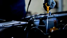 Un mecanic dezvăluie CÂT REZISTĂ de fapt ULEIUL DE MOTOR și când trebuie să faci reviziile