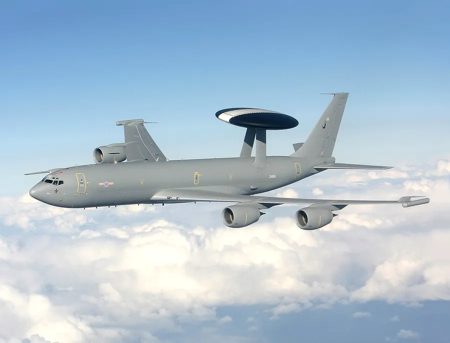 avion boeing e-3 sentry in zbor
