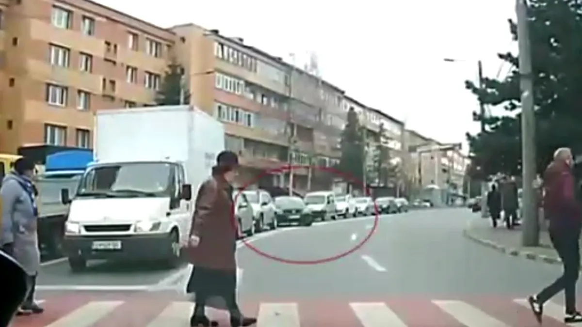 Manevră periculoasă a unui şofer pe trecerea de pietoni - VIDEO