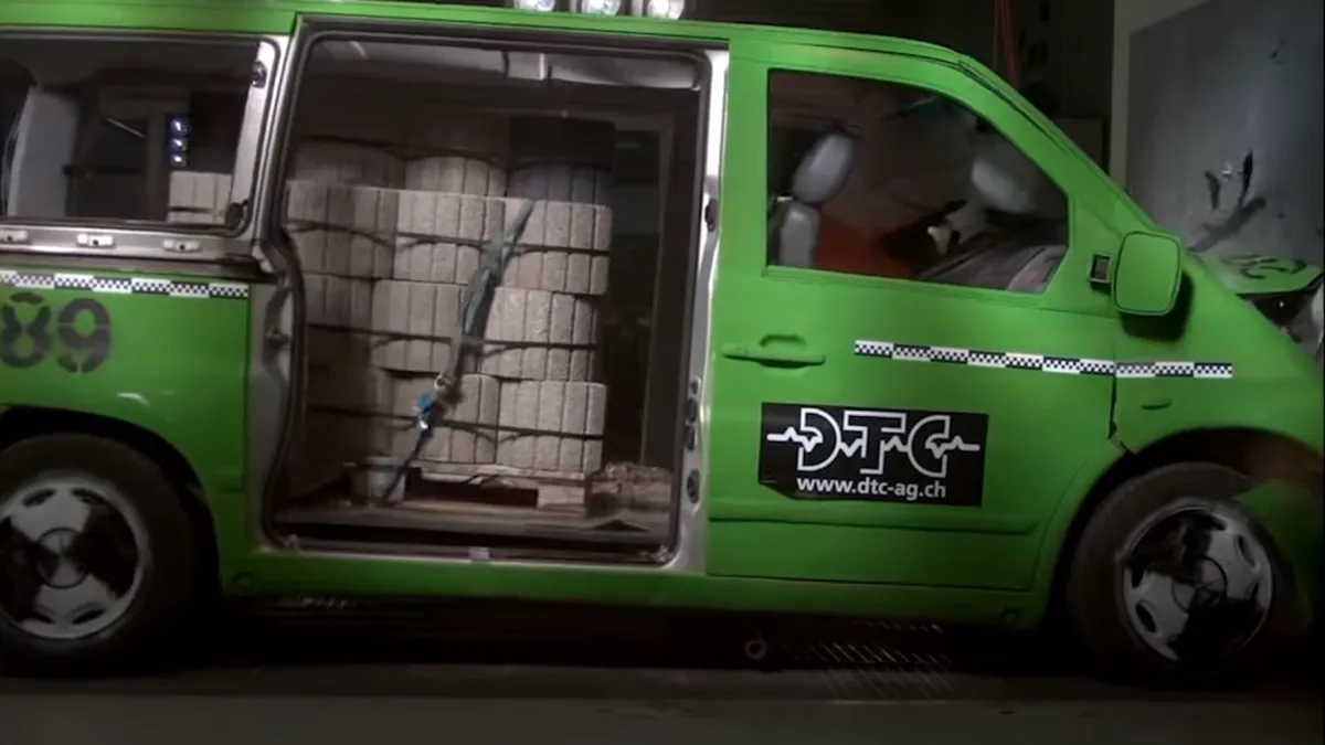 Ce se întâmplă când un van încărcat cu marfă se lovește de un zid - VIDEO