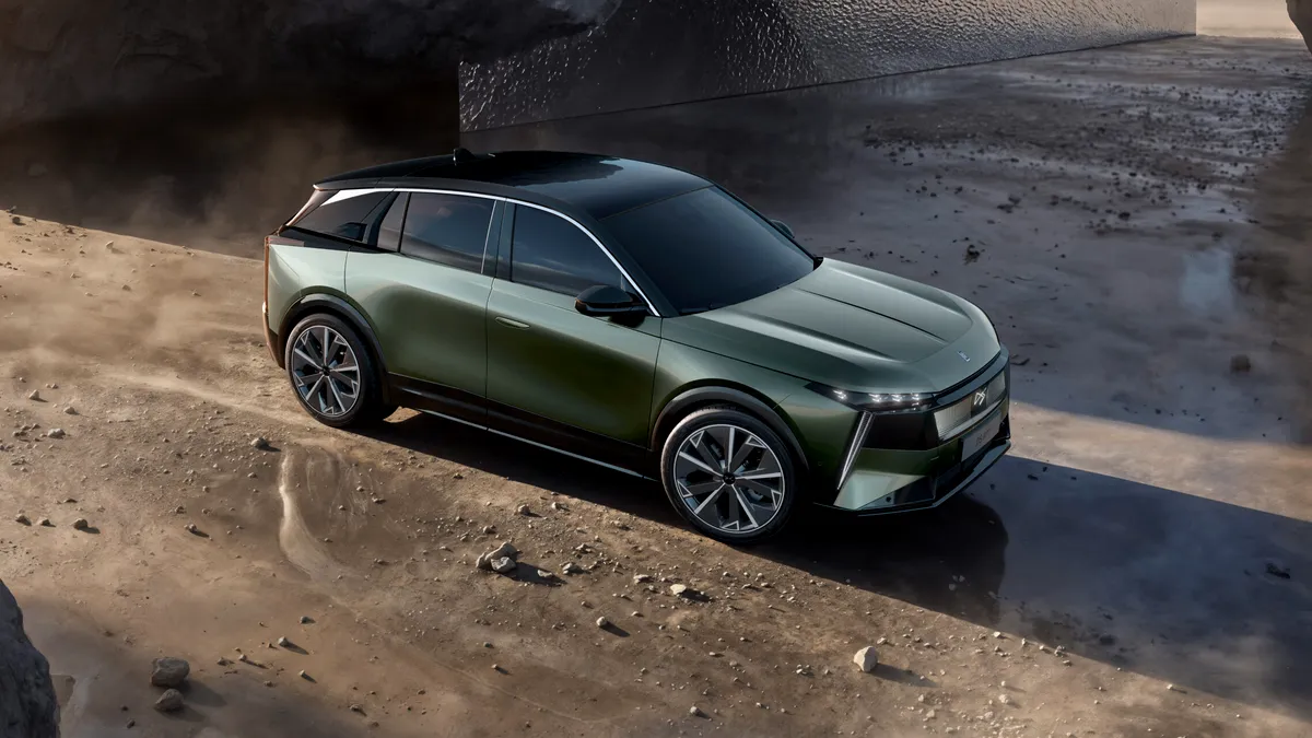 | Noul DS N°7 a fost lansat ca un rival direct pentru Audi Q5 sau BMW X5. SUV-ul francez va fi atât electric, cât și hibrid