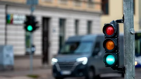 De ce nu e bine să scoți mașina din viteză când stai la semafor? Vehiculele care pot avea probleme din cauza asta