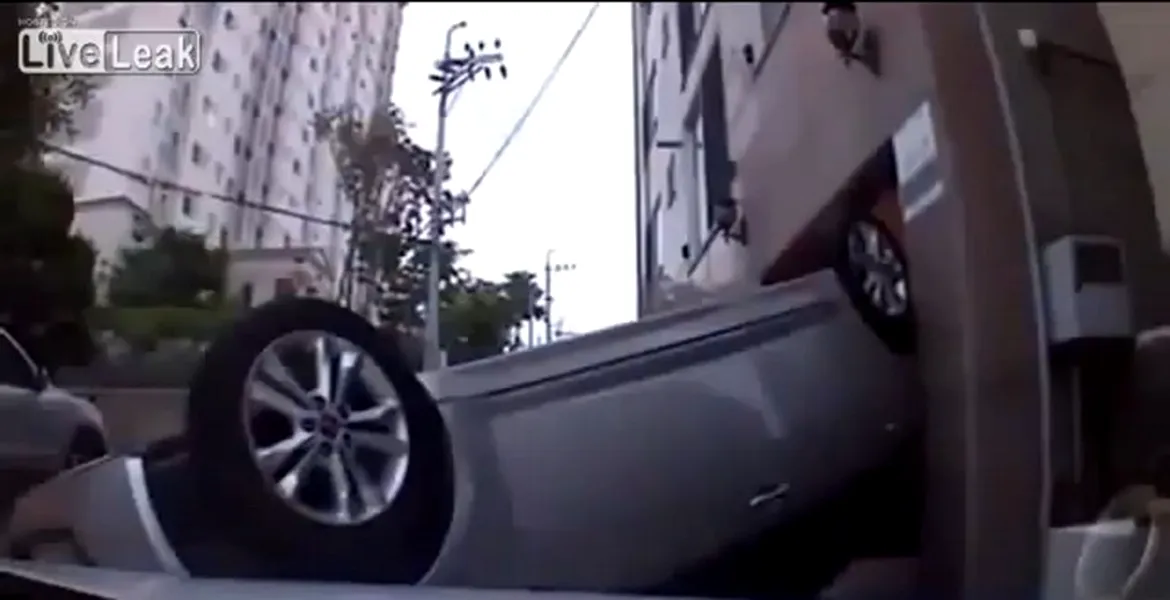 Cum să te răstorni cu maşina la 5 km/h. VIDEO