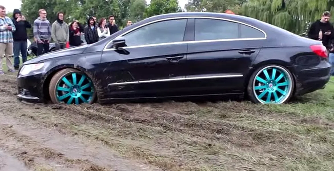 Ştiaţi că VW Passat CC nu e pentru offroad cu noroi? Tipul ăsta nu ştia. VIDEO FAIL