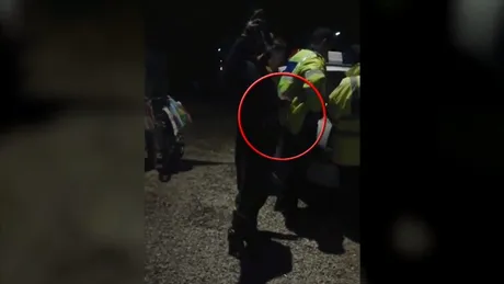 Numai în România: Un bărbat e filmat în timp ce fură țigările din buzunarul unui polițist - VIDEO