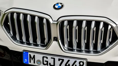 Șoferița unui BMW X6 a distrus o barieră după ce a aflat că trebuie să plătească parcarea