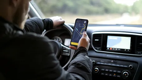 Cât este amenda de telefon în 2026. În ce situații se suspendă permisul auto