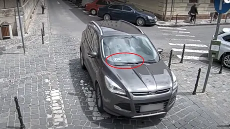 Metoda ingenioasă pe care o folosesc șoferii brașoveni pentru a „păcăli” barierele din zonele pietonale din oraș - VIDEO