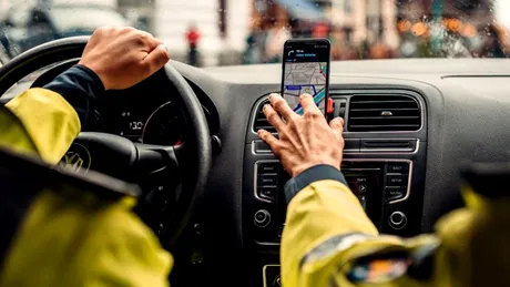 Începând din 12 octombrie rămâi fără permis dacă foloseşti telefonul mobil la volan 